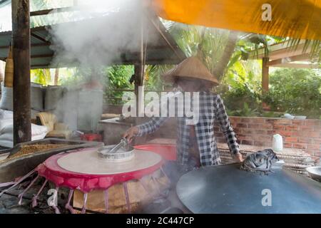 Frau, die Nudeln zu Hause produziert, Ho Chi Minh, Vietnam Stockfoto