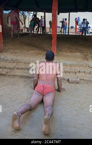 Das Bild des Aufwärmens exersice für alte Tradition des indischen Wrestling, bekannt als kusti, gedeiht in Varanasi Ghats, UP, Indien, Asien Stockfoto