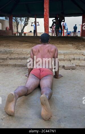 Das Bild des Aufwärmens exersice für alte Tradition des indischen Wrestling, bekannt als kusti, gedeiht in Varanasi Ghats, UP, Indien, Asien Stockfoto