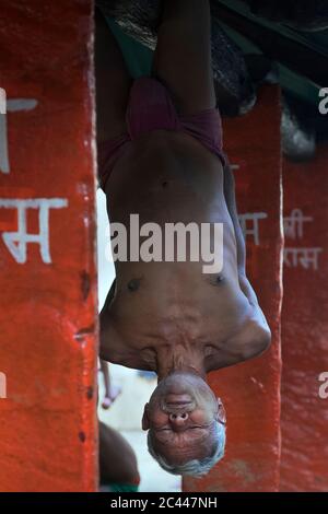 Das Bild des Aufwärmens exersice für alte Tradition des indischen Wrestling, bekannt als kusti, gedeiht in Varanasi Ghats, UP, Indien, Asien Stockfoto