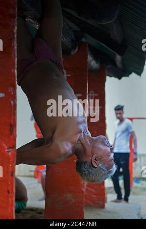 Das Bild des Aufwärmens exersice für alte Tradition des indischen Wrestling, bekannt als kusti, gedeiht in Varanasi Ghats, UP, Indien, Asien Stockfoto