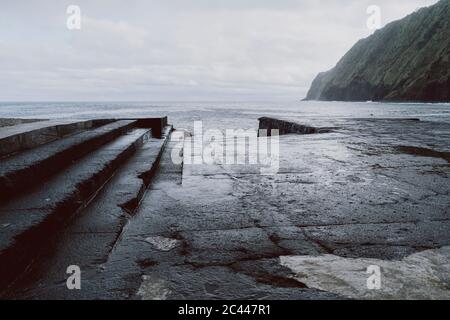 Treppen an der Küste auf Sao Miguel Island, Azoren, Portugal Stockfoto