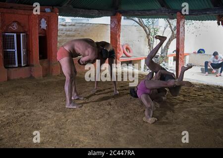 Das Bild des Aufwärmens exersice für alte Tradition des indischen Wrestling, bekannt als kusti, gedeiht in Varanasi Ghats, UP, Indien, Asien Stockfoto