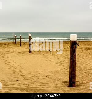 Ausgerichtet Holzpfosten am Strand, Mittelmeer, Frankreich Stockfoto