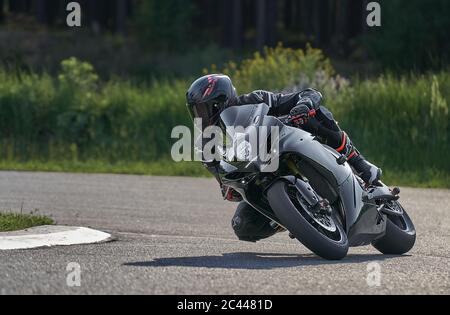 11-05-2020 Riga, Lettland Motorradfahrer bei Sportfahrradfahrten auf leerer Asphaltstraße. Sportfahrrad. Stockfoto