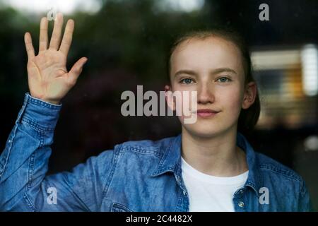 Nahaufnahme Porträt des Mädchens durch Fenster Glas gesehen Stockfoto