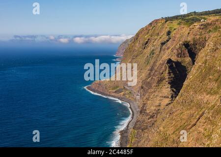 Portugal, Madeira, Ponta do Pargo, Klippe und Meer Stockfoto