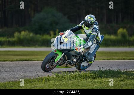 11-05-2020 Riga, Lettland Motorradfahrer bei Sportfahrradfahrten auf leerer Asphaltstraße. Sportfahrrad. Stockfoto