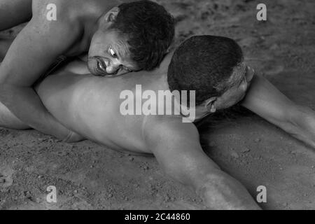 Das Bild der alten Tradition des indischen Wrestling, bekannt als kusti, gedeiht in Varanasi Ghats, UP, Indien, Asien Stockfoto