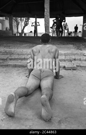 Das Bild des Aufwärmens exersice für alte Tradition des indischen Wrestling, bekannt als kusti, gedeiht in Varanasi Ghats, UP, Indien, Asien Stockfoto