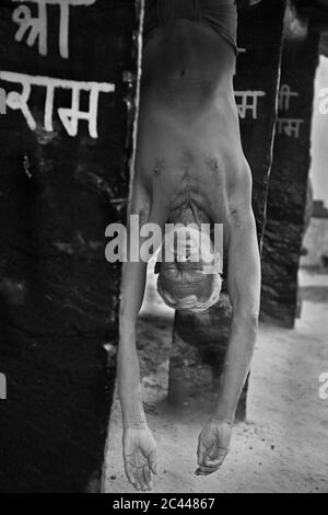 Das Bild des Aufwärmens exersice für alte Tradition des indischen Wrestling, bekannt als kusti, gedeiht in Varanasi Ghats, UP, Indien, Asien Stockfoto