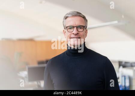 Portrait von selbstbewusst reifen männlichen professionellen stehend im Büro Stockfoto