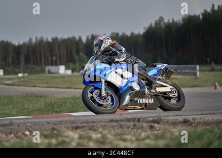 11-05-2020 Riga, Lettland Motorradfahrer bei Sportfahrradfahrten auf leerer Asphaltstraße. Sportfahrrad. Stockfoto