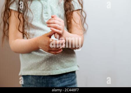 Kinderhände in Seifenschaum. Denken Sie daran, ihre Hände zu waschen Stockfoto