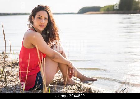 Porträt einer jungen Frau am Seeufer Stockfoto