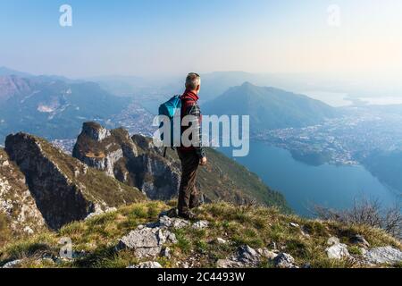 Rückansicht von Wanderern auf dem Berggipfel, Orobie Alps, Lecco, Italien Stockfoto