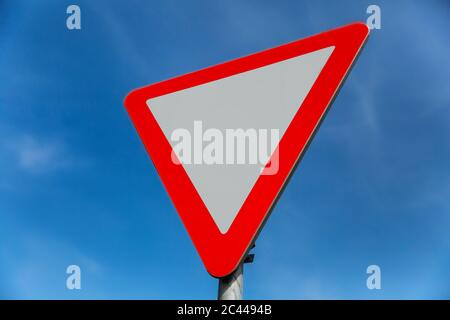 Straßenschild geben Weg auf blauen Himmel Hintergrund. Stockfoto