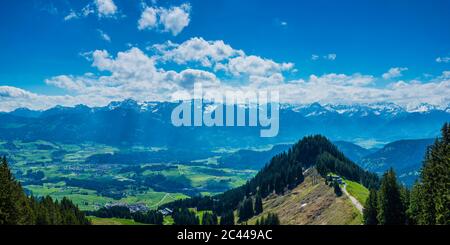 Deutschland, Bayern, Panorama von Weiherkopf und Illertal im Sommer Stockfoto