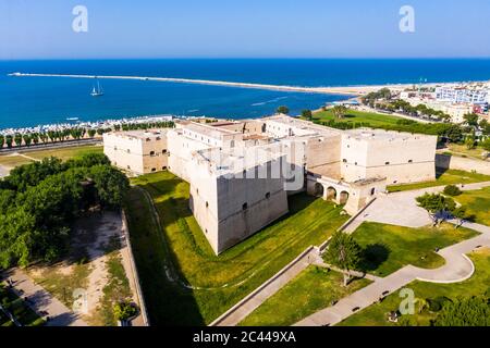 Italien, Provinz Barletta-Andria-Trani, Barletta, Hubschrauberansicht von Schloss Barletta Stockfoto