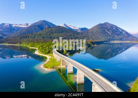 Deutschland, Bayern, Lenggries, Sylvenstein Stausee und Faller-Klamm-Brucke im Frühjahr Stockfoto