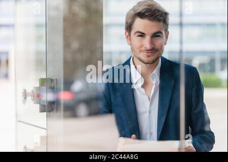 Porträt des jungen Geschäftsmannes mit Tablet in der Stadt Stockfoto
