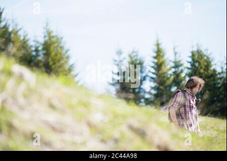 Wandermann auf Wiese, Wallberg, Bayern, Deutschland Stockfoto