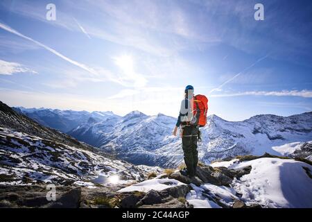 Bergsteigerinnen mit Rucksack am Aussichtspunkt, Gletscher Großvendediger, Tirol, Österreich Stockfoto