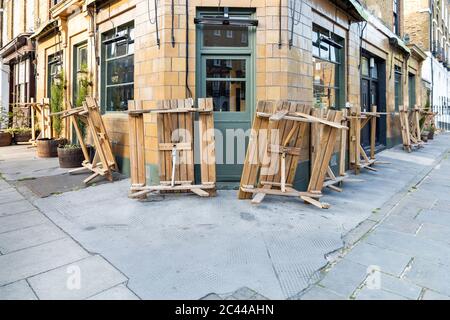 Großbritannien, England, London, kippte Tische außerhalb des geschlossenen Pubs während der COVID-19 Pandemie Stockfoto