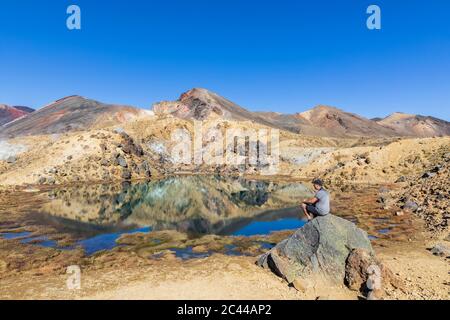 Neuseeland, Nordinsel, männliche Wanderer entspannen im smaragdgrünen Seen im Norden der Insel vulkanischen Plateau Stockfoto