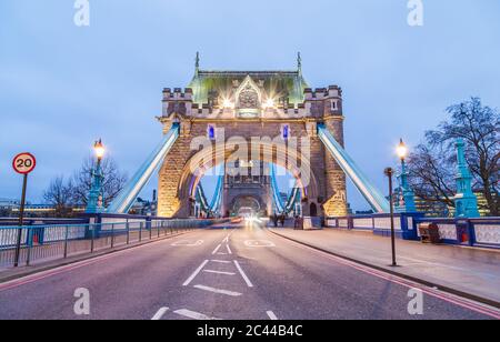 Teil der Tower Bridge in London in der Abenddämmerung, zeigt den Nordeingang und den ersten Bogen. Stockfoto