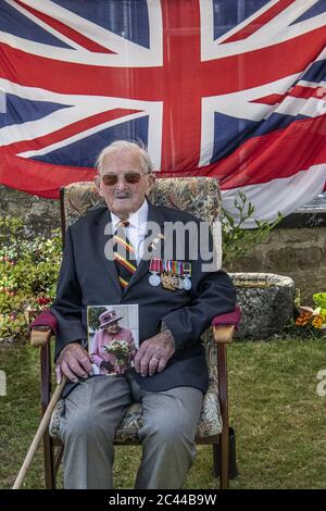 Der 100. Geburtstag des Dunkirk-Helden, der mit einem Vorbeiflug über den Veteranen, Eric Taylor Cornish Home, gekennzeichnet war, konnte HMS Seahawk Band für ihn alles gute zum Geburtstag spielen. Stockfoto