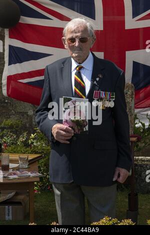 Der 100. Geburtstag des Dunkirk-Helden, der mit einem Vorbeiflug über den Veteranen, Eric Taylor Cornish Home, gekennzeichnet war, konnte HMS Seahawk Band für ihn alles gute zum Geburtstag spielen. Stockfoto