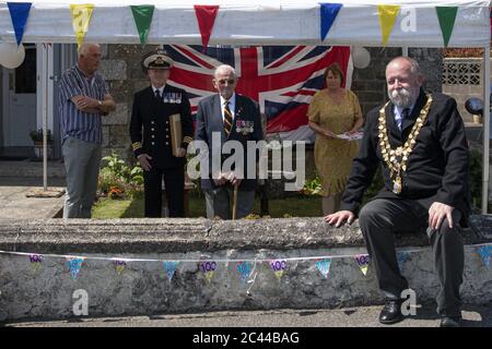 Der 100. Geburtstag des Dunkirk-Helden, der mit einem Vorbeiflug über den Veteranen, Eric Taylor Cornish Home, gekennzeichnet war, konnte HMS Seahawk Band für ihn alles gute zum Geburtstag spielen. Stockfoto