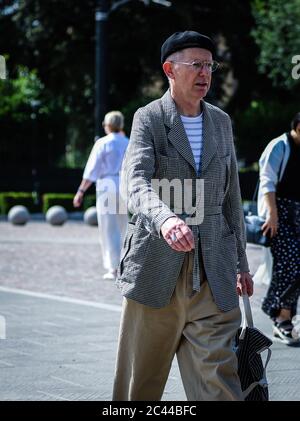 FLORENZ, Italien - Juni 11 2019: Männer auf der Straße in Florenz. Stockfoto