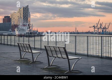 Deutschland, Hamburg, leere Bänke der St. Pauli Piers in der Abenddämmerung Stockfoto