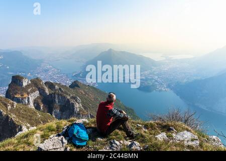 Rückansicht des Wanderers auf dem Berggipfel, Orobie Alps, Lecco, Italien Stockfoto