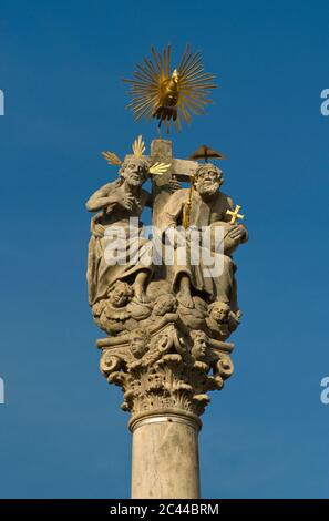 Dreifaltigkeitssäule, vergoldet, auf Krakonošovo náměstí in Trutnov in Kralovehradecky kraj (Region Hradec Králové), Tschechische Republik Stockfoto