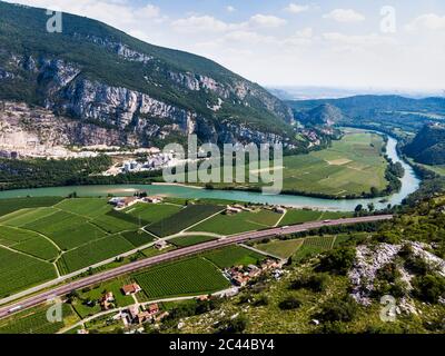 Italien, Venetien, Verona, landschaftlich reizvoller Blick auf die Autobahn A22, die sich im Frühling über das Etschtal erstreckt Stockfoto