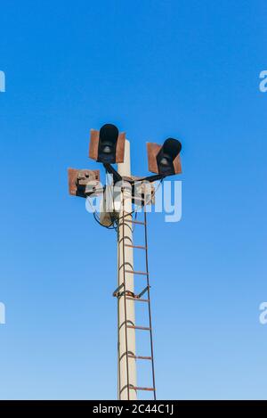 Rostige Bahnlichter und blauer Himmel im Freien Stockfoto