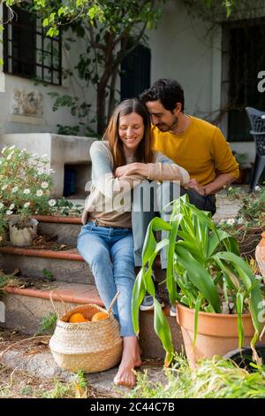 Romantisches Paar auf Stufen des Bauernhauses sitzen Stockfoto