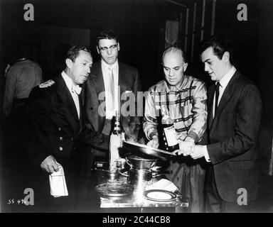 BURT LANCASTER und TONY CURTIS am Set offen während der Dreharbeiten im 21 Club für SÜSSE GERÜCHE DES ERFOLGS 1957 Regisseur ALEXANDER MACKENDRICK Roman Ernest Lehman Drehbuch Clifford Odets und Ernest Lehman Norma Productions / Curtleigh Productions / Hecht-Hill-Lancaster Productions / United Artists Stockfoto