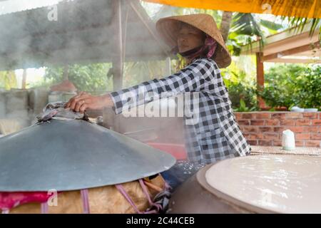 Frau, die Nudeln zu Hause produziert, Ho Chi Minh, Vietnam Stockfoto