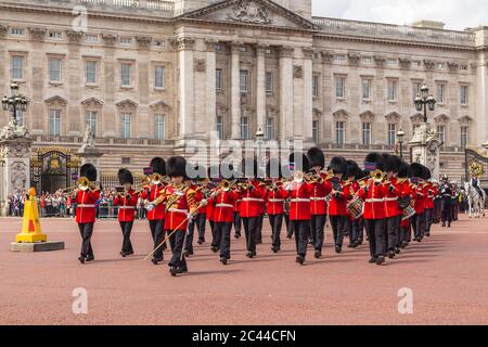 LONDON, UK - 28. JUNI 2016: Musikalische Unterstützung der Regimental Band während der Wachwechsel-Zeremonie im Buckingham Palace im Sommer. Stockfoto