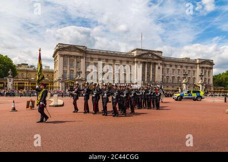 LONDON, Großbritannien - 28. JUNI 2016: Soldaten bei der Wachablösung im Buckingham Palace im Sommer Stockfoto