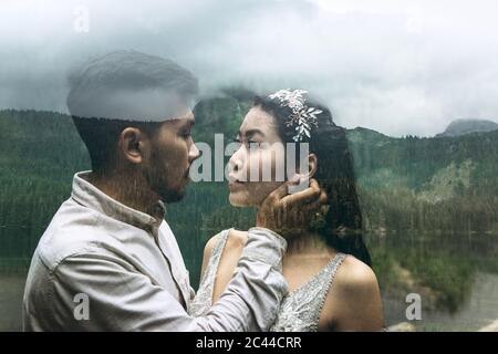 Doppelte Belichtung oder Overlay-Effekt. Junges Paar oder frisch verheiratetes Paar auf einem Hintergrund der Natur. Hochzeit in der Natur. Stockfoto