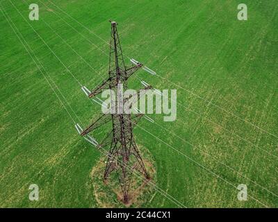 Russland, Luftaufnahme des Strommast im Feld Stockfoto