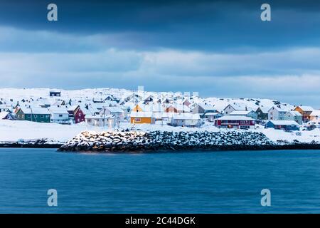 Stadtbild von Berlevag im Winter, Norwegen Stockfoto