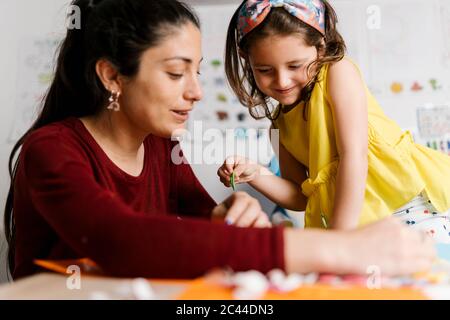 Mutter und Tochter basteln zu Hause Stockfoto