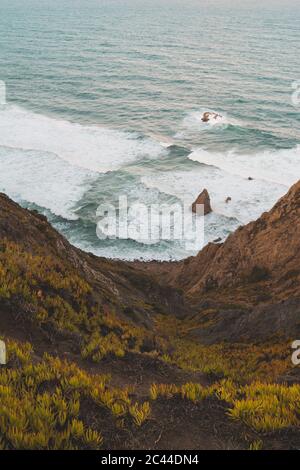 Seascape am Strand von Ursa, Region Lissabon, Portugal Stockfoto