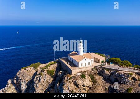 Spanien, Mallorca, Cala Ratjada, Hubschrauberblick über den Leuchtturm Far de Capdepera im Sommer Stockfoto